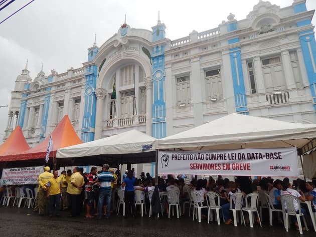 FOTOS: Centenas de servidores acampam em frente à Prefeitura de Natal reivindicando o cumprimento da lei da data-base