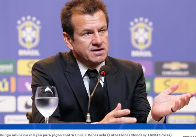 Dunga não opina sobre arbitragem, isenta Alisson de erro e elogia seleção