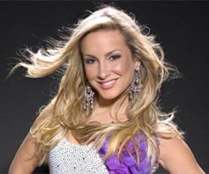 VÍDEOS: Claudia Leitte se recusa a tirar fotos com fãs em aeroporto no RN e motivo gera revolta na web em todo o país