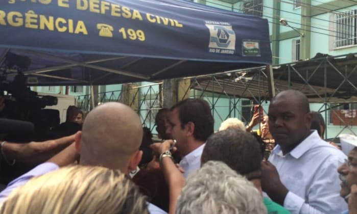 Prefeito do Rio Eduardo Paes é vaiado por moradores de conjunto habitacional onde houve explosão