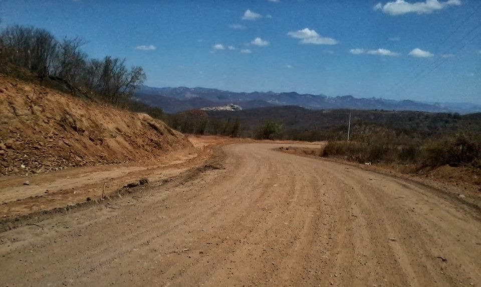 FOTO: Gustavo Carvalho cobra conclusão da estrada que liga Serrinha dos Pintos a Pilões