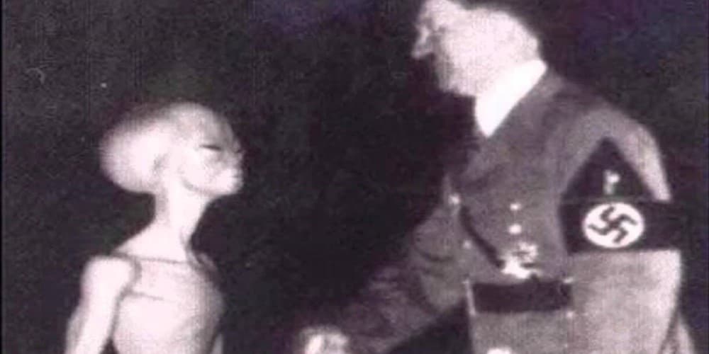 "FOTO": Imagem de Hitler com suposto extraterrestre cria nova teoria sobre o nazismo