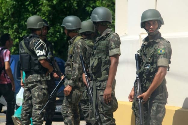 PM ameaça greve geral, líder é preso e Exército envia 3,5 mil homens para Recife