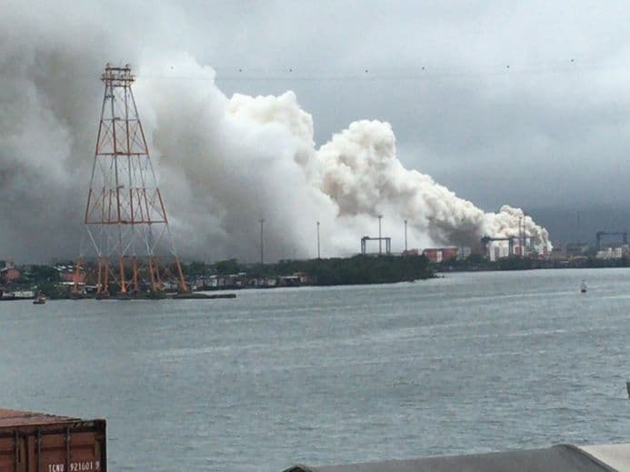 FOTO: Vazamento tóxico interdita terminal no Guarujá