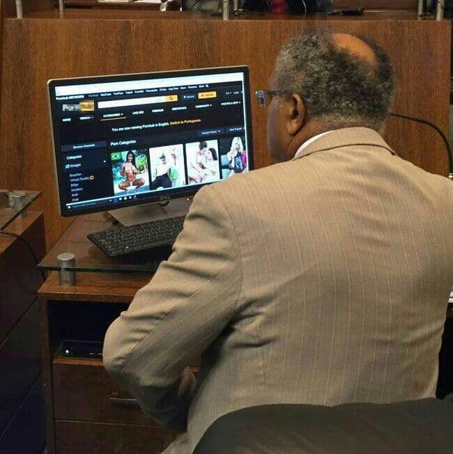 FOTO E VÍDEO: Vereador do PT navega por site pornográfico em sessão