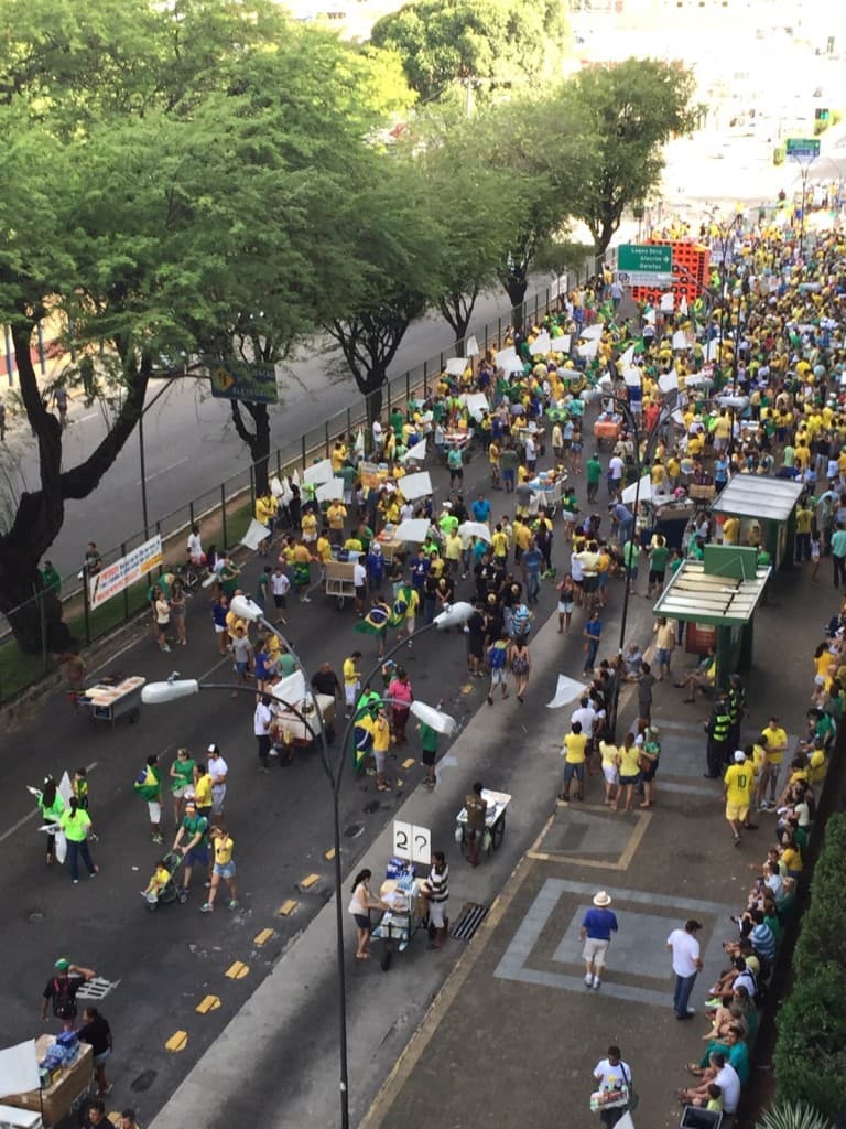 Várias pessoas já se encontram no protesto contra o governo Dilma e PT em Natal; veja mais FOTOS