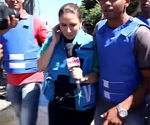 VÍDEO: Equipe da Globo News é hostilizada em protesto no Complexo do Alemão