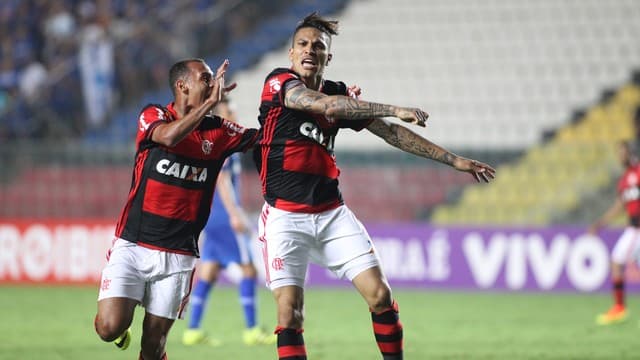 Flamengo vira no fim, coloca Cruzeiro no Z-4 e mantém 100% em Cariacica
