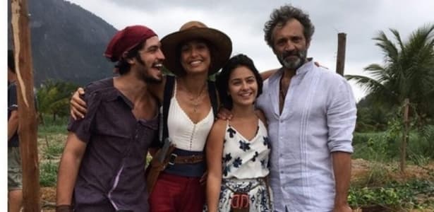 Elenco de "Velho Chico" faz oração para Montagner em quarto de hotel