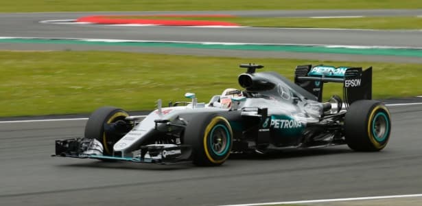 Hamilton domina classificação e larga na pole em casa; brasileiros vão mal