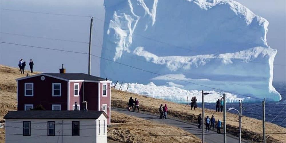 FOTOS E VÍDEO: Iceberg gigante, maior do que o responsável por afundar o Titanic, está flutuando pelo Canadá