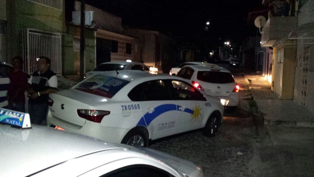 Dois carros do UBER são parados por motoristas de táxi em Natal