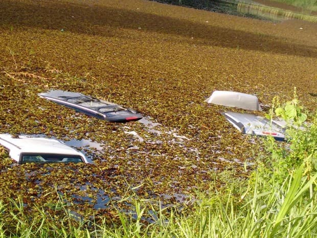 FOTO (IMPRESSIONANTE): Três carros caem em lagoa na BR-101, em PE, e ficam submersos