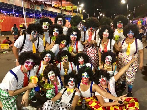 GENIAL-(FOTOS E VÍDEO): Ivete Sangalo curte Carnaval de Salvador disfarçada de palhaça