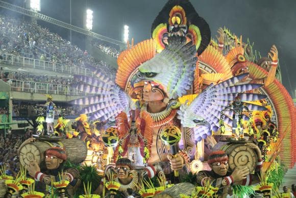 Desfile das escolas do Grupo Especial do Rio segue nesta segunda e madrugada de terça; veja programação