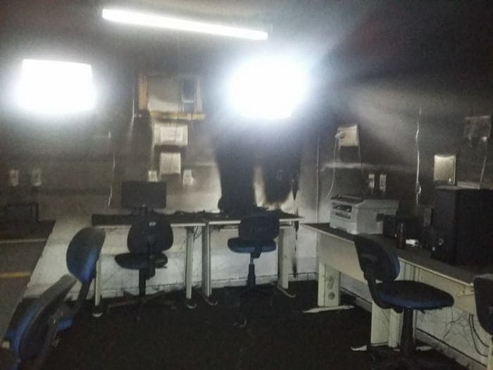 FOTO: Incêndio destrói laboratório de informática em escola da zona rural de Nova Cruz; Polícia fala em ação criminosa