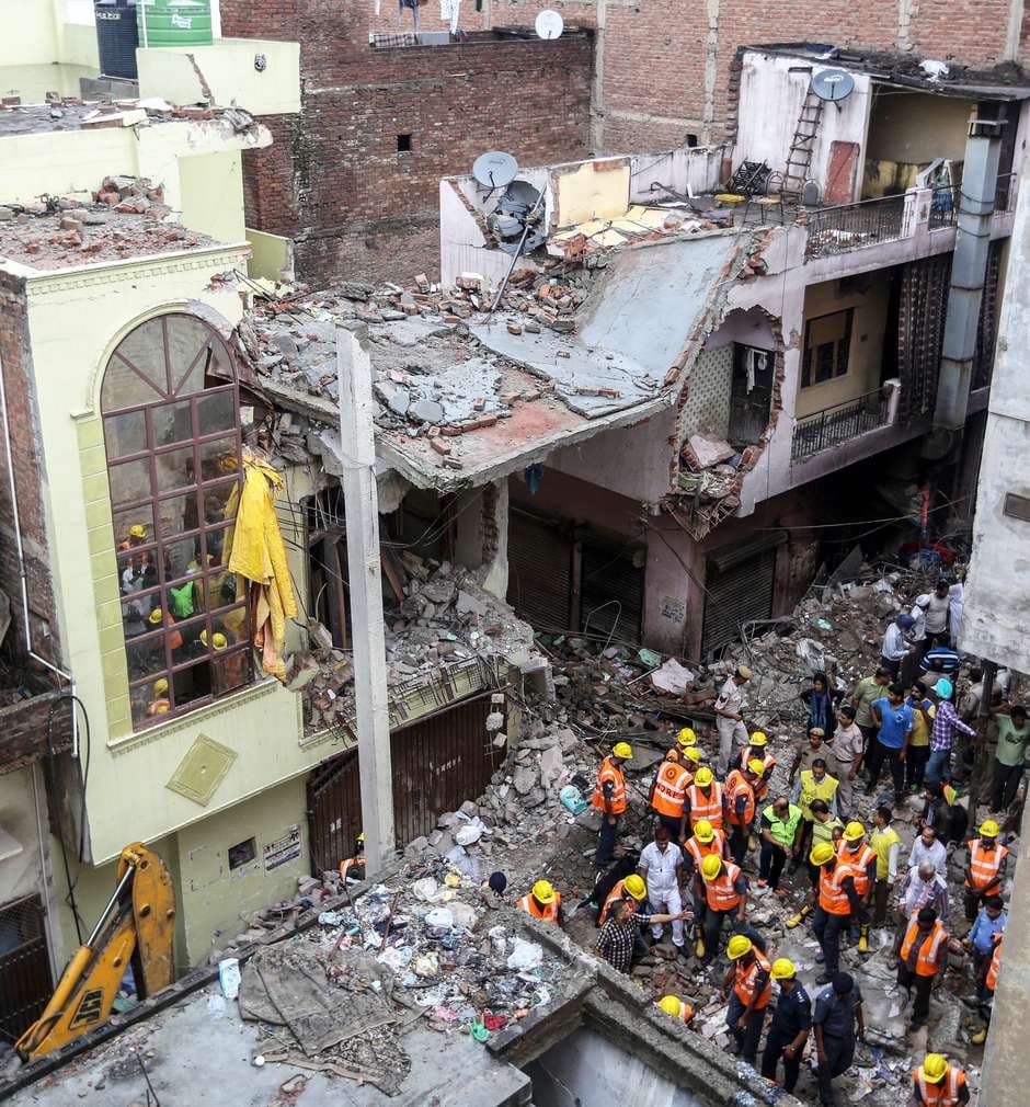 FOTO: Queda de edifício deixa 5 mortos e 13 feridos na Índia