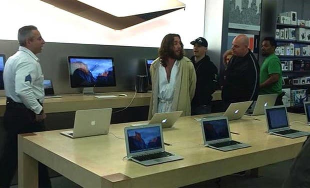 FOTO: ‘Jesus' é preso nos EUA após se recusar a deixar loja da Apple