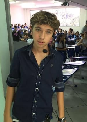 FOTO: Menino de 14 anos que passou em federal de medicina dá palestras sobre Enem