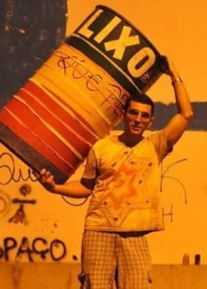 FOTO: Piauiense cata lixo reciclável para pagar curso de engenharia ambiental, e ainda tira sustento da família
