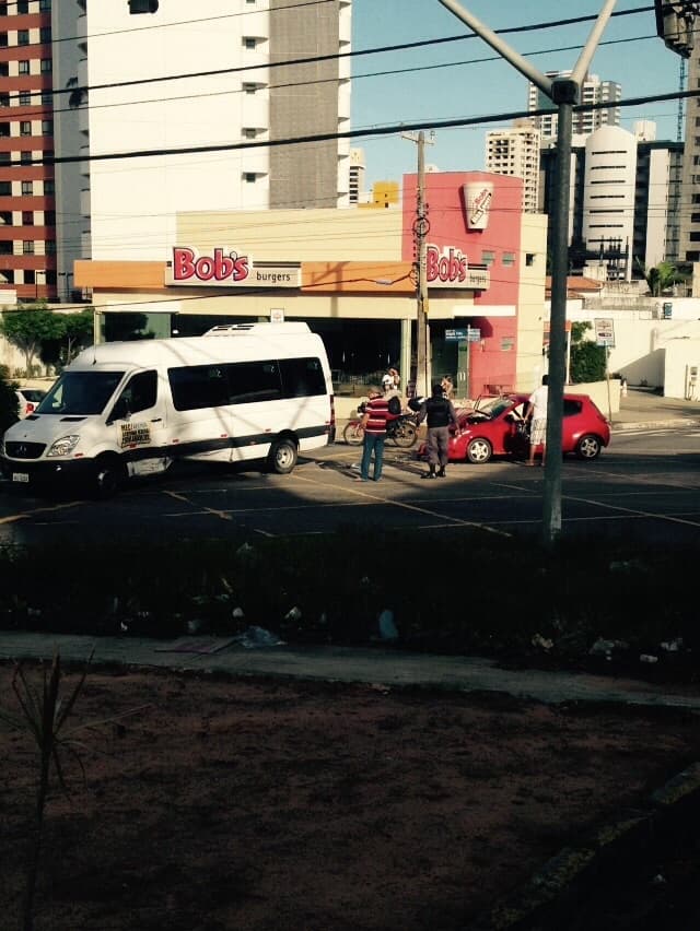 FOTO: Acidente entre dois veículos na Av. Salgado Filho