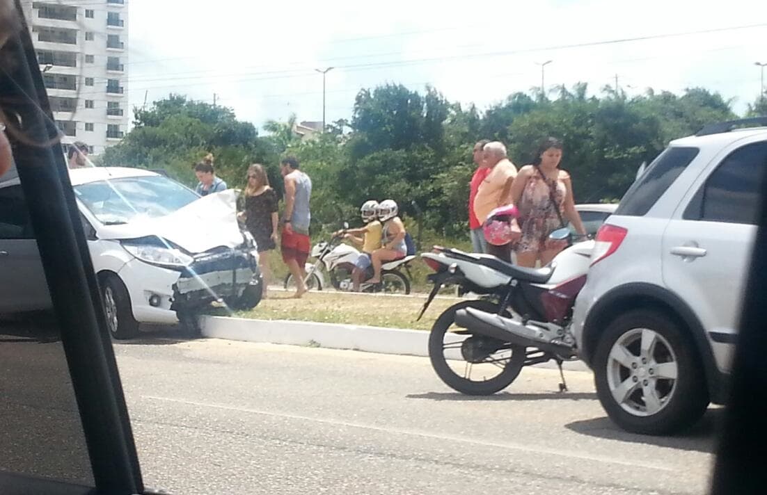 FOTOS: Acidente grave na Rota do Sol; várias ambulâncias no local