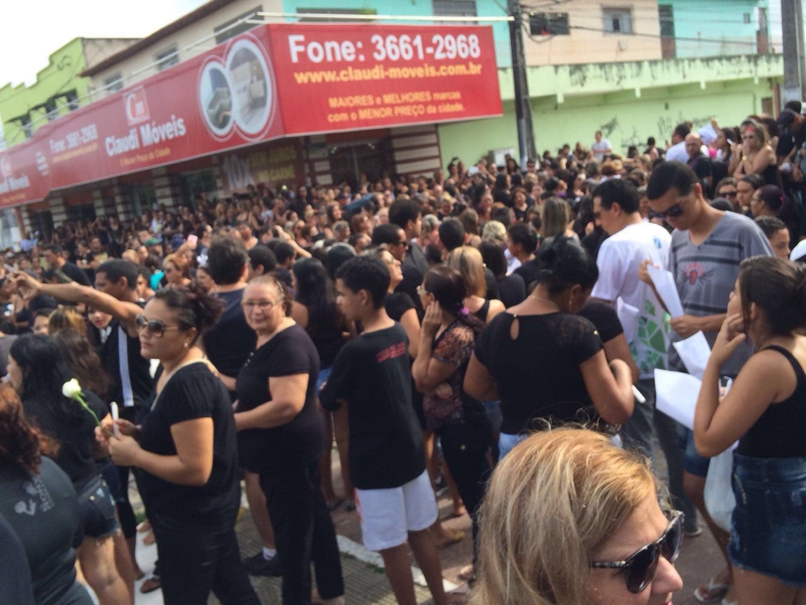 Veja FOTOS da caminhada “Paz com velas e flores”, em homenagem a Karol Alvares