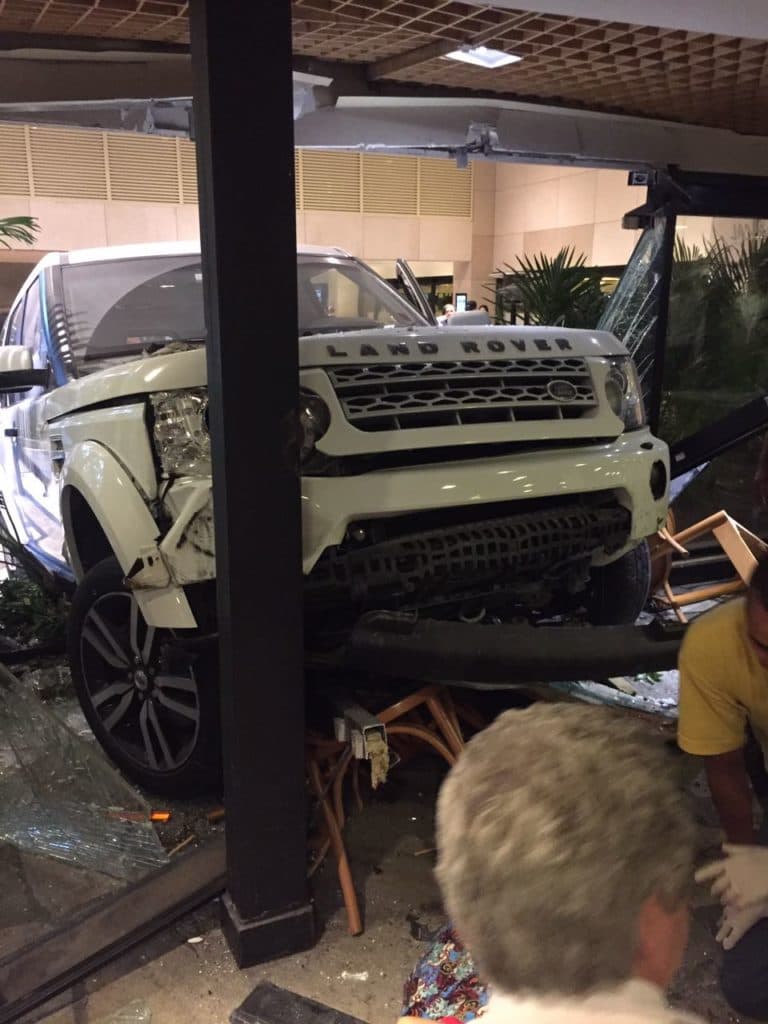 FOTOS: Manobrista perde controle de carro e invade restaurante com Land Rover no Shopping Iguatemi