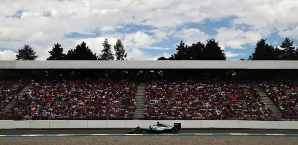 Lewis Hamilton aproveita dia ruim de Rosberg, vence e amplia vantagem