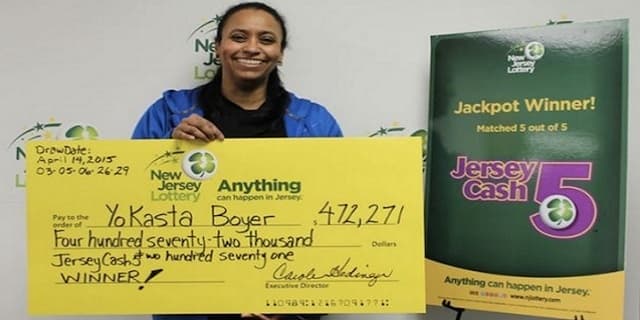 Mulher encontra bilhete de loteria antigo e descobre que ganhou quase US$ 500 mil