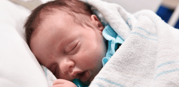 Nascida duas vezes: bebê é retirada de útero, operada, e colocada de volta por mais três meses
