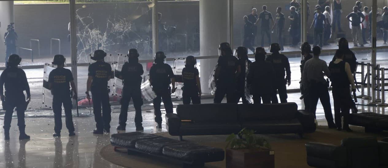 VÍDEOS: Protesto de policiais civis ontra reforma da Previdência acaba em pancadaria no Congresso; spray de pimenta e bombas de efeito moral