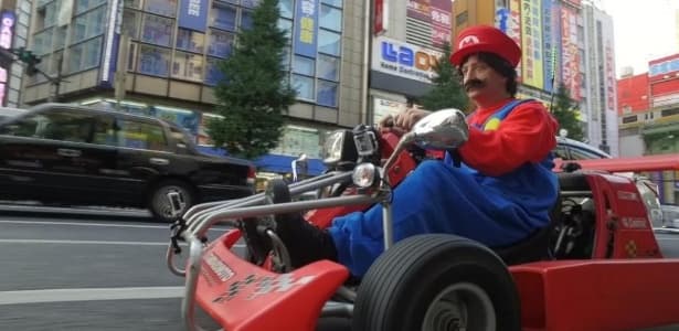 Turista em Tóquio provoca acidente com carro de "Mario Kart"
