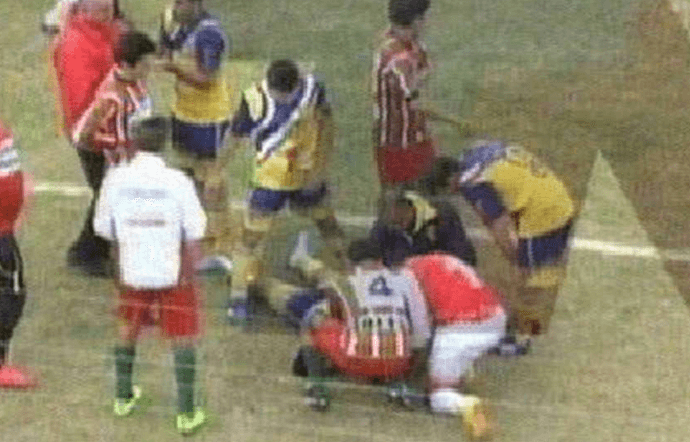 VÍDEO: Argentino morre após sofrer chute na cabeça e ser empurrado no gramado