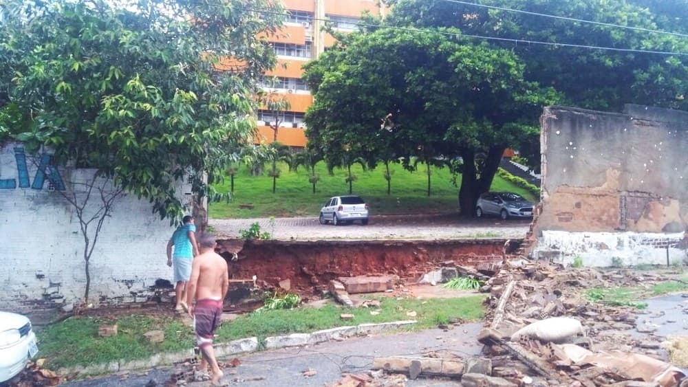 FOTO: Com pelo menos 69 pontos de alagamentos em Natal, chuva ainda derrubou parte de muro do Hospital Universitário Onofre Lopes