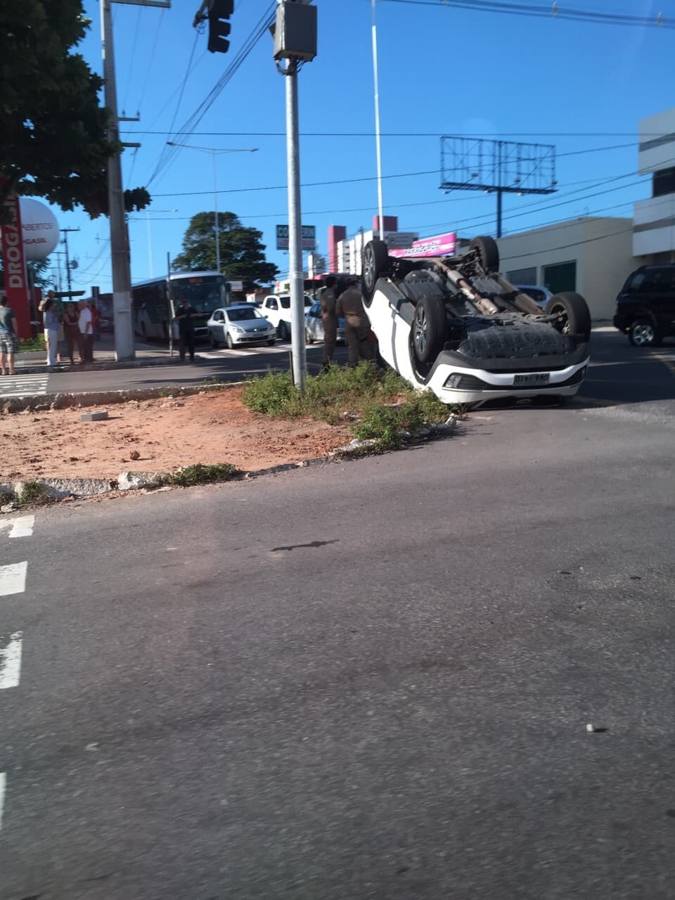FOTO: Capotamento no cruzamento da Avs. Salgado Filho e Nascimento de Castro