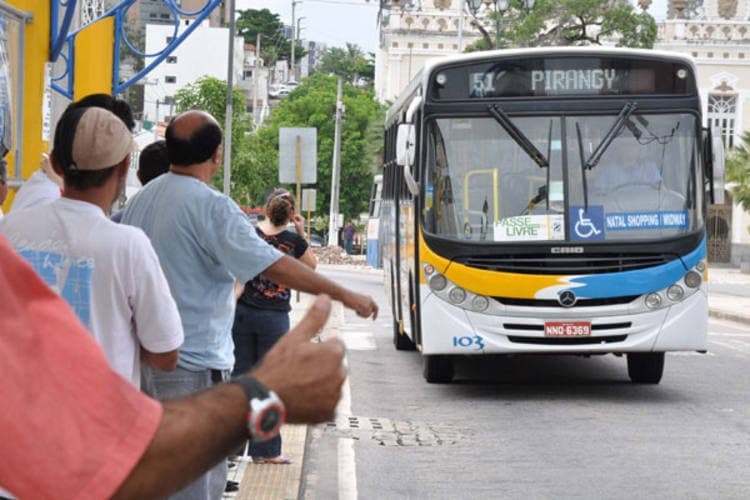 Seturn confirma que ônibus circulam até às 21h desta segunda