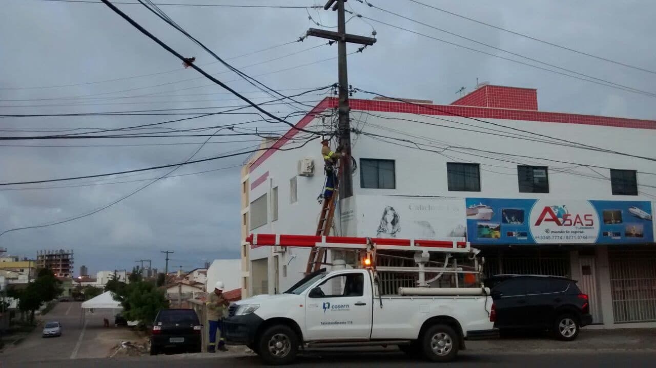 FOTOS: Trio contratado pelo ABC derruba fios na Av. Ayrton Senna