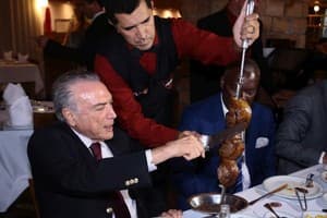 SUCUPIRA PERDE: “A gente não trabalha com carne brasileira”, diz gerente de churrascaria que Temer levou convidados