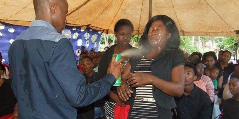 FOTOS: Pastor afirma curar fiéis através de prática bizarra