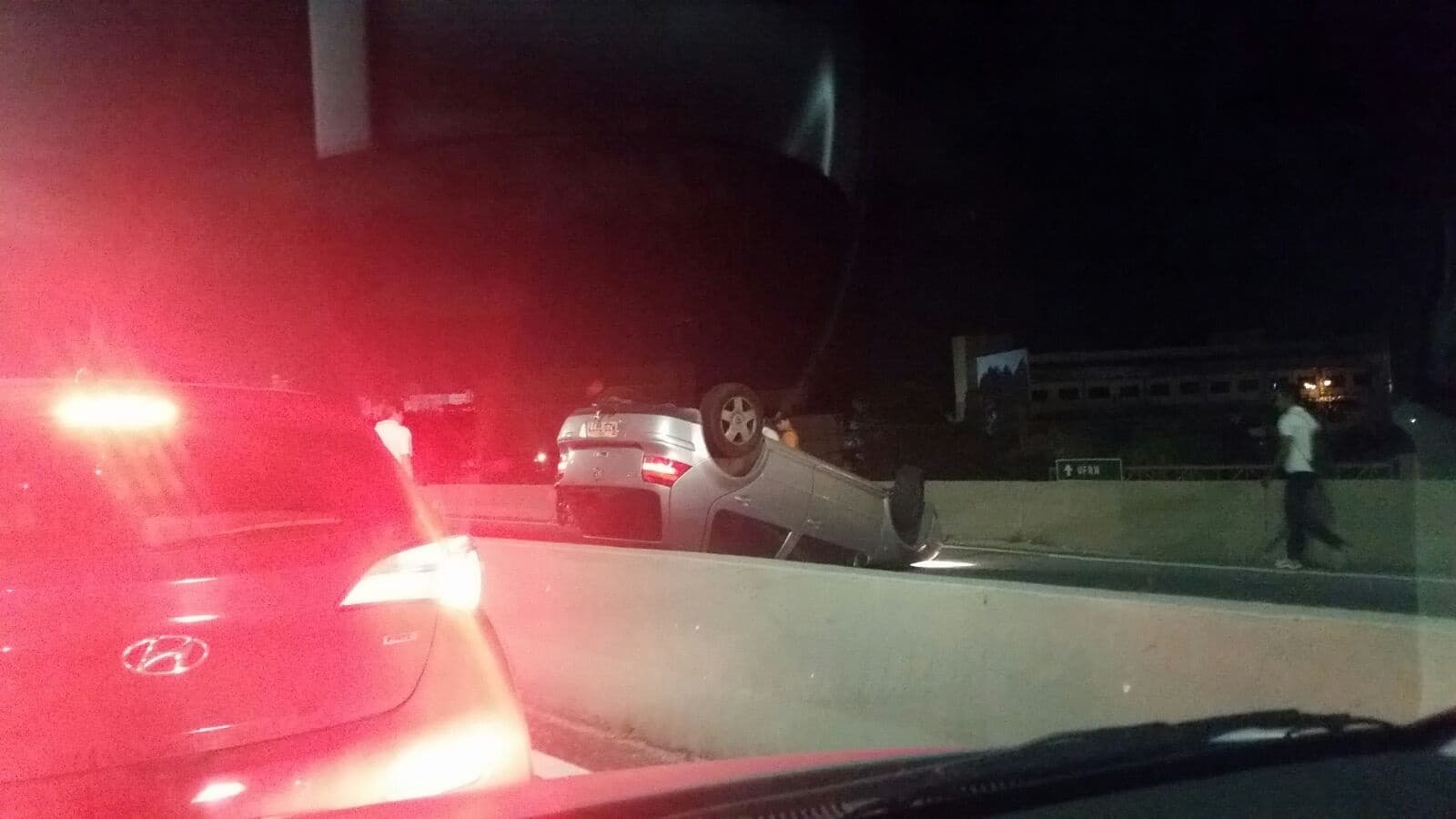 FOTO: Capotamento na BR-101 próximo ao Natal Shopping
