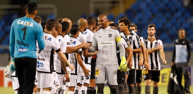 Jogador do Botafogo recebe oficial de Justiça após vitória sobre ABC