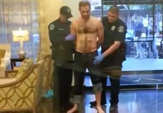VÍDEO: Policial confunde pênis com arma e cria viral na internet