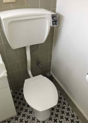 FOTO: Proprietário instala na casa de inquilino privada que só dá descarga mediante pagamento
