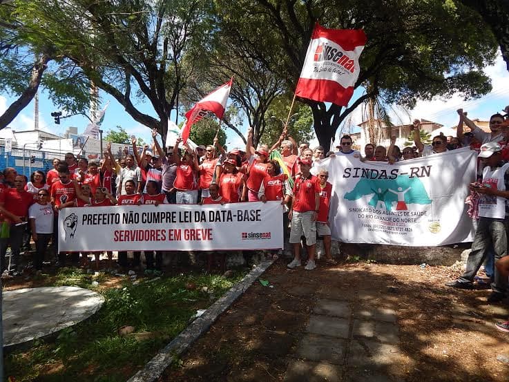 FOTOS (GREVE): Servidores realizaram marcha em frente da Prefeitura do Natal cobrando o cumprimento da lei da data-base