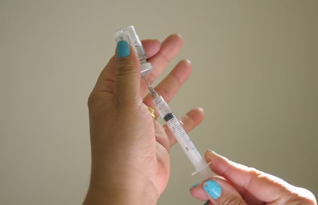 Mais uma vergonha na política nacional: Vereadores no RJ ‘furam' fila da vacina contra H1N1