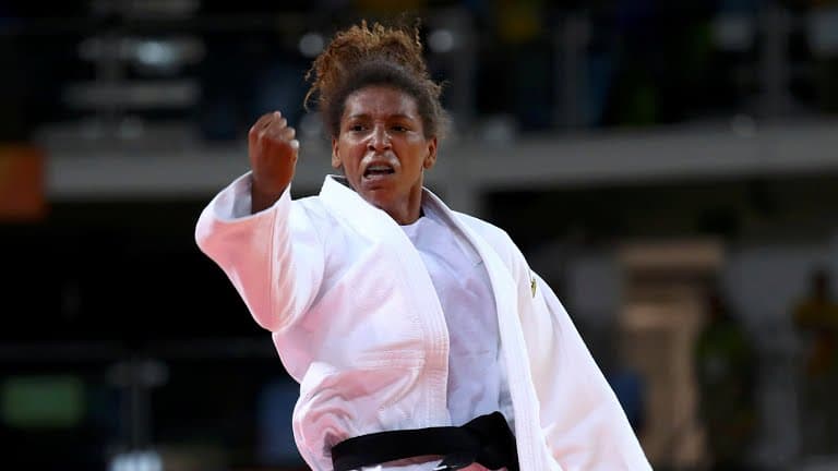 É OURO! Rafaela Silva conquista primeira medalha do Brasil