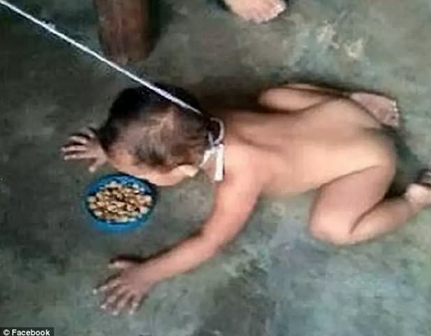 CHOCANTE: Mãe é detida por FOTO de bebê comendo no chão de coleira