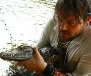 FOTO: Apresentador de quadro de aventuras selvagens, Richard Rasmussen é atacado por jacaré em viagem e perde pedaço do dedo