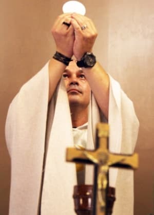 Padre excomungado cria igreja que apoia a comunidade LGBT e sexo por prazer